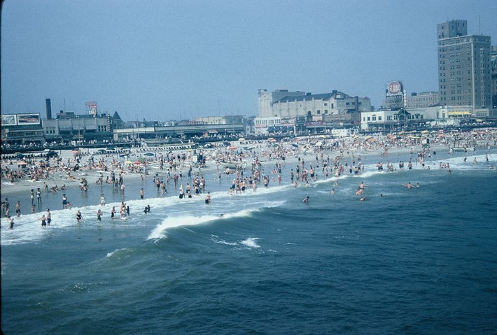 Toàn cảnh bãi biển thành phố Atlantic, bang New Jersey, 1959. Ảnh: Walter Reed.