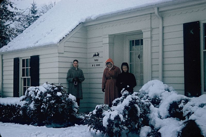 Ngoài hiên một ngôi nhà ở Ohio, tháng 12/1959. Ảnh: Walter Reed.