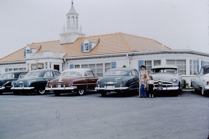 Bên ngoài khách sạn Howard Johnson ở thành phố Ft. Wayne, bang Indiana, 1951. Ảnh: Walter Reed.