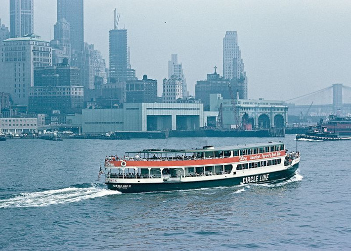 Khung cảnh nhìn từ chuyến phà ra đảo Staten ở New York, 1959. Ảnh: Walter Reed.