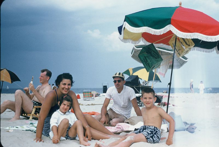 Một gia đình bên bờ biển thành phố Atlantic, 1955. Ảnh: Walter Reed.