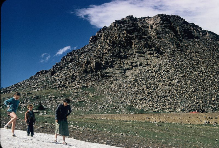Một gia đình người Mỹ dã ngoại trên đèo Powder River ở bang Wyoming, 1956. Ảnh: Walter Reed.