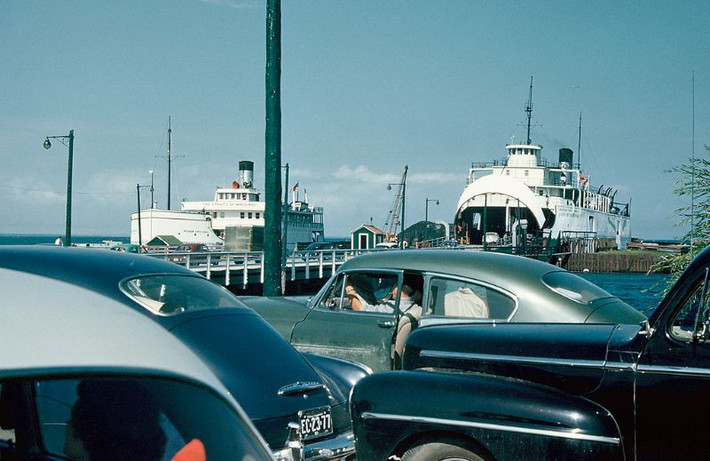Trên chuyến phà ra đảo Mackinac ở thành phố St. Ignace, bang Michigan, 1951. Ảnh: Walter Reed.