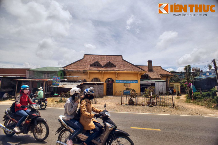 Nằm ở địa phận xã Xuân Trường, thành phố Đà Lạt, ga Cầu Đất là một nhà ga cổ thuộc tuyến đường sắt Phan Rang - Đà Lạt xưa.