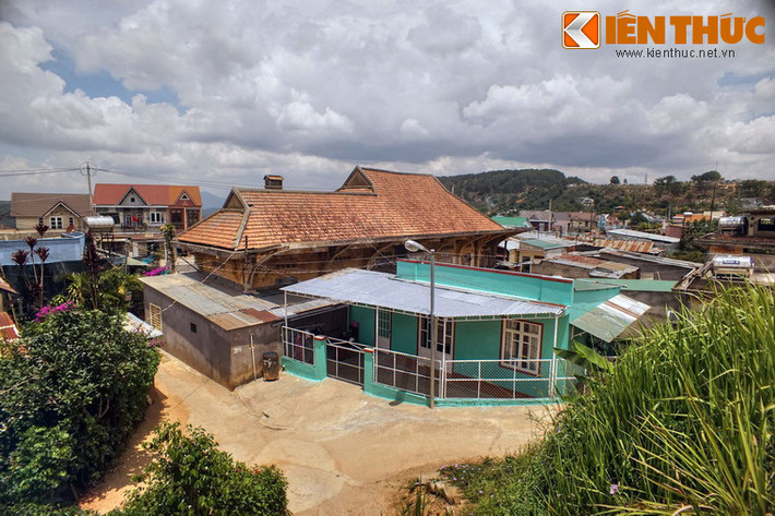 Diện mạo của ga vẫn còn khá nguyên vẹn với những đường nét kiến trúc Pháp đầu thế kỷ 20.