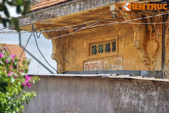 Một bảng tên ga bằng tiếng Pháp (Entrerays) đã bị thời gian bào mòn.