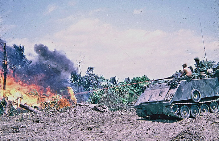 Luồng lửa do xe thiết giáp M132 tạo ra có sức tàn phá không thua kém bom napalm. Ảnh: 15thengineer.