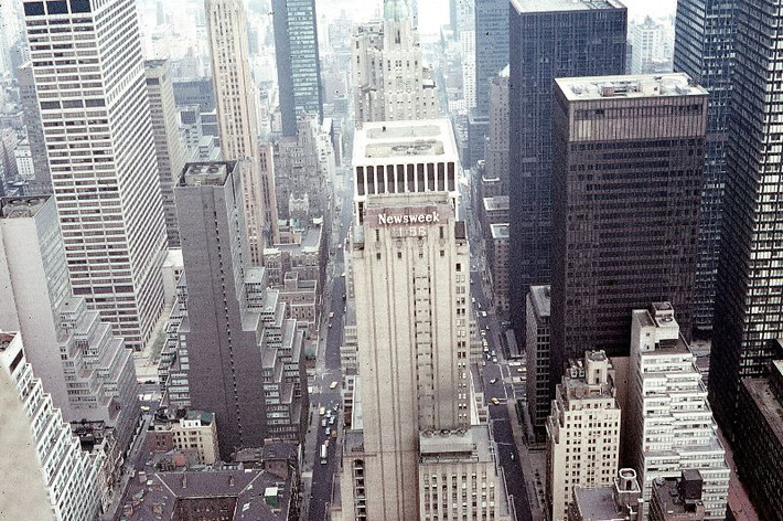 Khung cảnh nhìn từ tòa nhà Rockerfeller Center, New York đầu thập niên 1970. Ở giữa là tòa nhà newsweek, Mở cửa từ năm 1931. Ảnh: Glen Fairweather Flickr.
