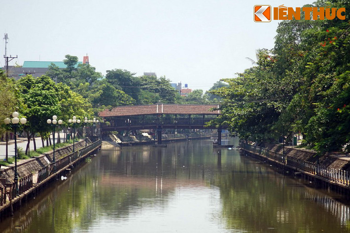 Bắc qua sông Ân ở trung tâm thị trấn Phát Diệm, huyện Kim Sơn, tỉnh Ninh Bình, cầu ngói Phát Diệm là một trong những cây cầu ngói cổ hiện còn ở Việt Nam.