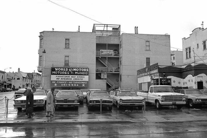 Bên ngoài cửa hàng xe hơi World Motors, góc phố Số 18 - Valencia, quận Mission, 1979. Ảnh: Dave Glass.