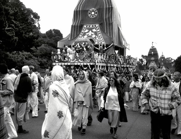 Đám rước Ấn Độ giáo Hare Krishna được tổ chức trong công viên Golden Gate, 1976. Ảnh: Dave Glass.