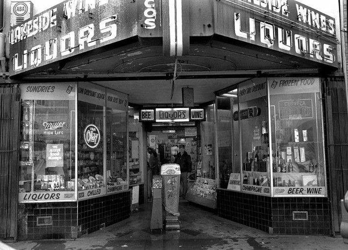Cửa hàng rượu Lakeside ở số 2188 phố Mission, quận Mission, 1978. Ảnh: Dave Glass.