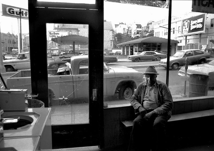 Trong một tiệm giặt ủi ở quận Western Addition, 1976. Ảnh: Dave Glass.