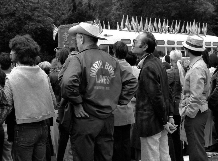 Người dân xem đám rước của cuộc diễu hành Bicentennial ở công viên Golden Gate, tháng 7/1976. Ảnh: Dave Glass.