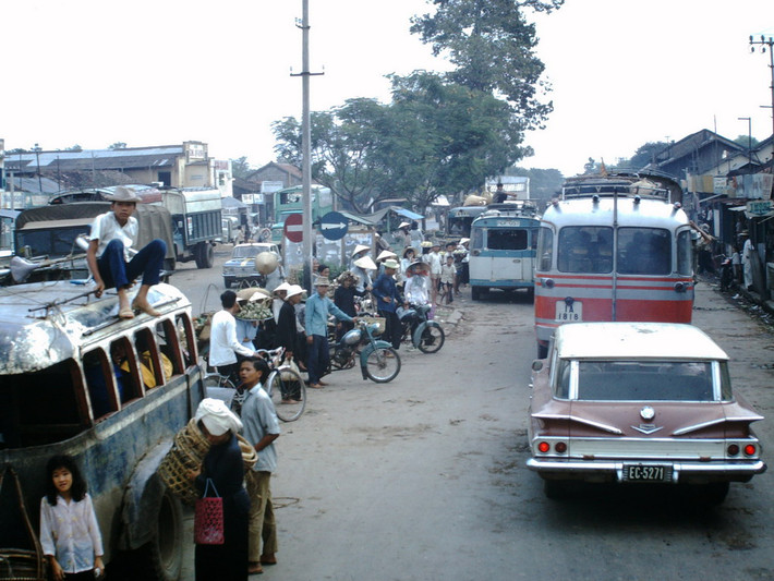 Khu vực bến xe thị xã Mỹ Tho năm 1967. Ảnh: Clyde C. Fletcher.