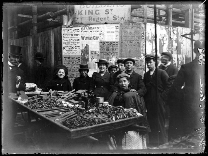 Một quầy hàng ở chợ Petticoat Lane, khu chợ cổ nổi tiếng của London. Ảnh: Chusseau-Flaviens.