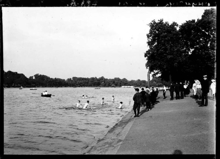 Trẻ em bơi lội trong hồ nước ở công viên Hyde Park, công viên hoàng gia nổi tiếng của thành phố London. Ảnh: Chusseau-Flaviens.