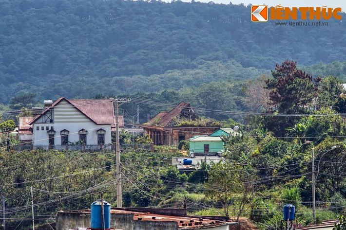 Nằm ở xã Xuân Thọ, thành phố Đà Lạt, ga Đa Thọ là một nhà ga trên tuyến đường sắt Phan Rang - Đà Lạt xưa. Khi đi từ Đà Lạt xuống Xuân Thọ, có thể nhìn thấy nhà ga này từ con dốc ở trung tâm xã.