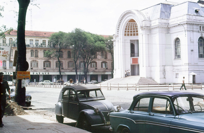 Phía trước nhà Quốc hội (nay là Nhà hát Thành phố), Sài Gòn năm 1967-1968. Ảnh: Peter Stevens Flickr.