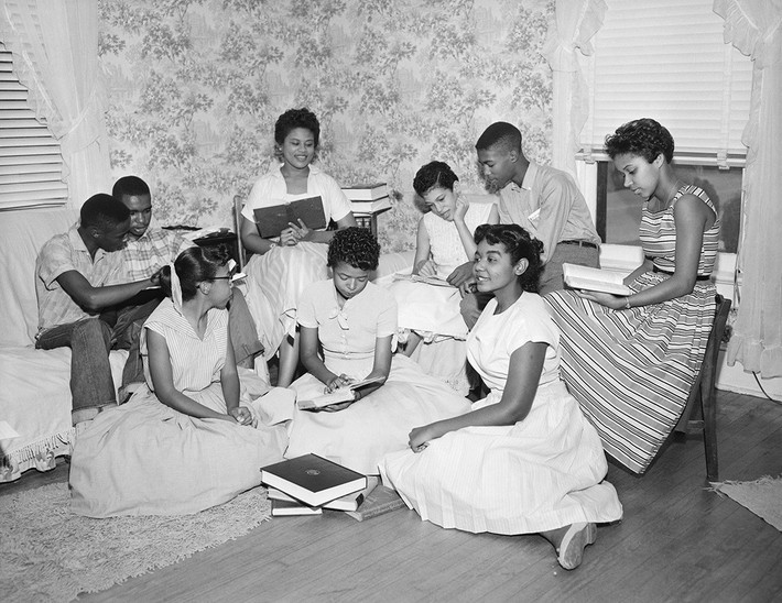Chín thiếu niên da màu này đã thành lập một nhóm học tập riêng gọi là Little Rock Nine sau khi bị ngăn không cho vào trường trung học Central của thành phố Little Rock, bang Arkansas, ngày 13/9/1957. Ảnh: Getty.