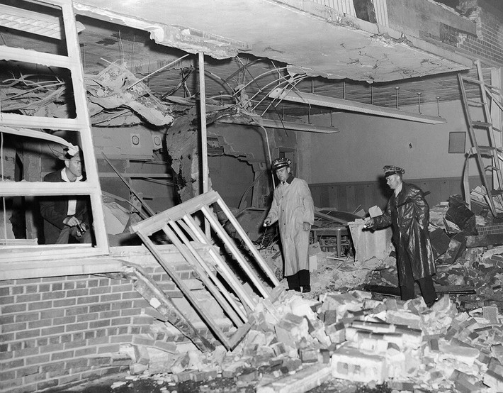 Cảnh sát kiểm tra đống đổ nát của trường Hattie Cotton ở thành phố Nashville, bang Nashville, ngày 10/9/1957. Trường đã bị đánh bom sau khi một học sinh da đen 6 tuổi được nhận vào lớp Một. Ảnh: Getty.