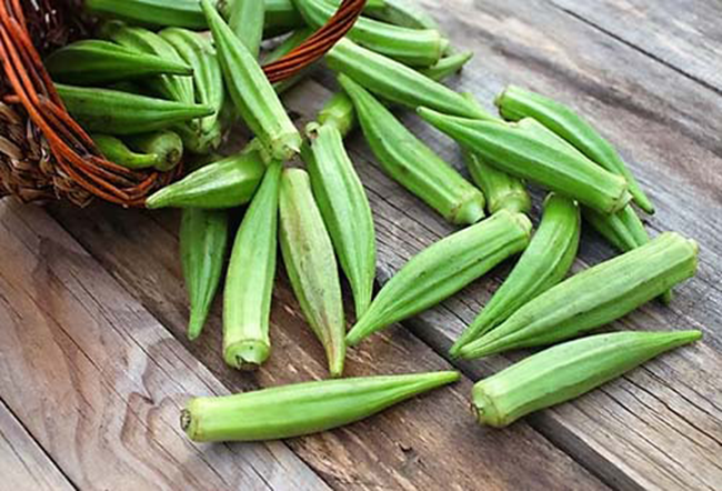 2. Đậu bắp: Ngăn ngừa bệnh tim mạch Chất nhầy của đậu bắp ngoại hấp cholesterol của thực phẩm và của muối mật. Nó giữ cholesterol lại trong ruột, giúp cơ thể tái hấp thu nước, hấp thu những phân tử cholesterol vượt chỉ tiêu rồi bài thải theo phân ra ngoài, do đó giảm được cholesterol huyết. Những người cholesterol huyết cao, cao huyết áp, đau thắt ngực và các bệnh tim mạch khác nên ăn đậu bắp, vừa giảm cholesterol lại thông tiểu, rất thuận lợi cho bệnh cao huyết áp. Tuy nhiên, nên lưu ý là không ăn đậu bắp cùng lúc với uống thuốc, hãy uống thuốc trước bữa ăn 1 giờ hoặc sau 2 giờ.