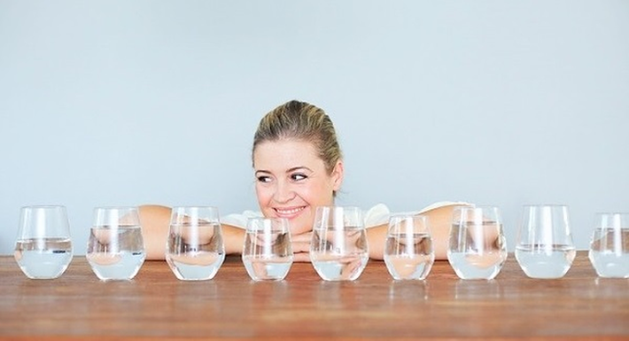 Các biện pháp khắc phục tại nhà: Nước bọt đóng một vai trò quan trọng trong việc bảo vệ cơ thể bạn khỏi những nhiễm trùng khác nhau, nhưng khi nước bọt bắt đầu tích tụ trong miệng và chảy ra trong khi bạn ngủ, nó có thể gây khó chịu và thậm chí chỉ ra nhiều vấn đề sức khỏe khác. Một số biện pháp khắc phục tại nhà phổ biến mà mọi người lựa chọn là uống nhiều nước hơn và cắn một quả chanh, làm như vậy sẽ khiến cho nước bọt ít hơn và làm giảm nguy cơ chảy nước dãi.
