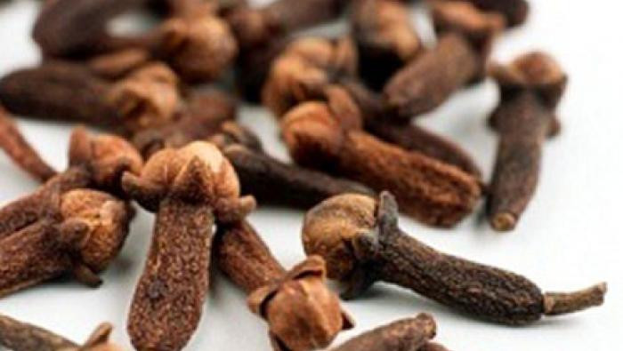 7. Đinh hương Nhai 1-2 nhánh đinh hương mỗi ngày có thể ngăn ngừa giun đường ruột vì đinh hương có đặc tính kháng khuẩn. Đinh hương không chỉ diệt giun mà còn tiêu diệt trứng của chúng.