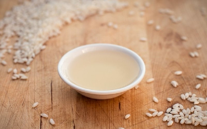 6. Giấm gạo Một muỗng canh giấm gạo chua pha với một cốc nước rất có hiệu quả trong điều trị giun. Uống 3-4 cốc nước này mỗi ngày để loại bỏ giun. Giấm càng chua càng có tác dụng.