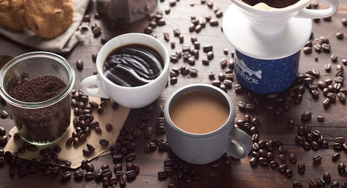Thực phẩm chứa caffeine: Các nhà dinh dưỡng cho biết cơ thể cứ tiêu thụ khoảng 100mg caffeine thì mất khoảng 6 mg canxi ở xương, Điều đó có thể thấy được uống cà phê có thể giúp tinh thần của bạn tỉnh táo hơn tại thời điểm đó, song hệ quả cũng kéo theo làm cho xương của bạn giảm đi độ chắc khoẻ. Hơn nữa, caffeine khi được kết hợp cùng đường càng gây ra mức độ ảnh hưởng tới xương nghiêm trọng hơn