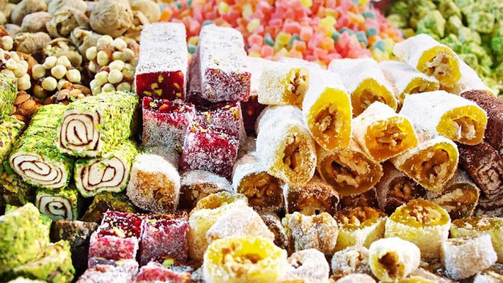 Đồ ăn vặt có đường: Đường quá nhiều cũng gây ra ảnh hưởng tới hấp thu canxi và làm cho cơ thể cạn kiệt nguồn phospho. Đây là một trong những chất khoáng quan trọng giúp hình thành và hấp thụ canxi của cơ thể. Với những tín đồ đồ ngọt hãy cẩn thận coi chừng bệnh loãng xương. Bạn không nên ăn những đường hoá học, nên sử dụng đường tự nhiên chứa trong các loại trái cây như mận, quả mâm xôi hoặc các loại cây trái giàu nguồn chất chống oxy hóa.