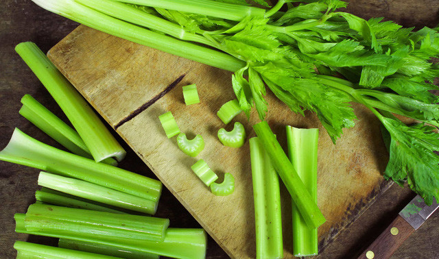 Cần tây là loại rau cung cấp vitamin K và canxi dồi dào rất tốt cho quá trình phát triển xương. Ngoài ra, cần tây còn chứa nhiều axit amin, mannitol, inositol giúp làm tăng tuần hoàn máu, nâng cao hệ miễn dịch và ngăn ngừa bệnh tật.