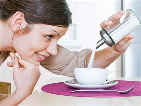 1. Đường Có thể bạn sẽ nói rằng, đường thì làm sao gây bệnh ung thư? Đúng vậy, thói quen thích ăn đường, ăn đồ ngọt kỳ thực không có quan hệ trực tiếp đến các bệnh ung thư. Tuy nhiên, bạn cần phải nhớ rằng, các thực phẩm ngọt với thành phần đường cao dễ dẫn đến béo phì. Trong khi đó, rất nhiều nghiên cứu y học đều đã chứng minh được có đến 12 loại ung thư thật sự có liên quan đến béo phì, đặc biệt là ung thư tụy, ung thư vú, ung thư nội mạc tử cung, ung thư thận và ung thư gan. Tổ chức Vệ sinh Thế giới luôn kiến nghị con người mỗi ngày chỉ nên kiểm soát lượng đường dung nạp vào cơ thể nằm trong mức 50gr trở xuống, nhưng lý tưởng nhất vẫn là đừng vượt quá 25gr.