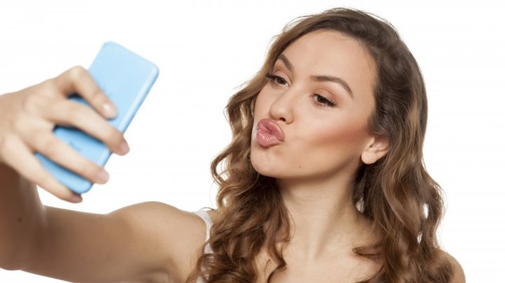Môi "mỏ vịt" có nghĩa là đã xảy ra sự cố: Bạn thường thấy tạo hình selfies với môi "mỏ vịt" của nhiều người nổi tiếng, nhưng thực tế, đôi môi "mỏ vịt" trong phẫu thuật thẩm mĩ thực sự là một tai nạn. Đây có thể là kết quả của việc tiêm chất độn không đúng vị trí.