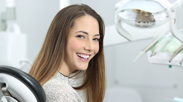 Khám sức khỏe răng miệng: Trước khi tiêm môi, hãy khám sức khoẻ răng miệng để đảm bạn đủ khỏe khi thực hiện phẫu thuật. Nếu bạn có tiền sử bị lở loét lạnh, bạn nên uống thuốc kháng virus để đảm bảo rằng bệnh không tái phát. Ngoài ra, bạn có thể bị sưng và bầm tím sau phẫu thuật. Vết sưng thường cải thiện sau một hoặc hai ngày.