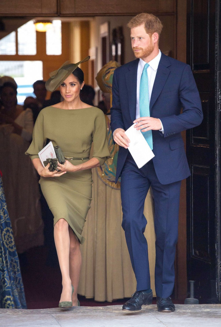 Từ ngày trở thành dâu con Hoàng gia, Meghan Markle ưa chuộng cách phối đồ tối giản nhưng hiệu quả về tính thẩm mỹ. Trong một lần xuất hiện trước công chúng, Meghan Markle thu hút ánh nhìn bởi chiếc váy màu xanh oliu nhã nhặn của thương hiệu Ralph Lauren. Cách cô kết hợp màu sắc phù hợp giữa váy, giày và chiếc mũ đội đầu của Stephen Jones nhận đươc vô số lời khen ngợi.