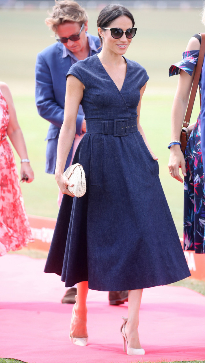 Sau khi trở thành Công nương Anh, Meghan Markle đã nhanh chóng khẳng định tầm ảnh hưởng trong thế giới thời trang. Tất cả trang phục cô diện trên người đều được yêu thích. Nhân dịp sinh nhật lần thứ 37 của cô, tạp chí US Weekly bình chọn ra 10 bộ trang phục đẹp nhất của cô từ sau khi bước chân vào gia đình hoàng gia Anh đến nay. Chiếc váy denim hiệu Carolina Herrera có giá khoảng 750 USD được Meghan diện một cách vừa trẻ trung, hiện đại vừa phù hợp với tính chất quý tộc của hoàng gia.