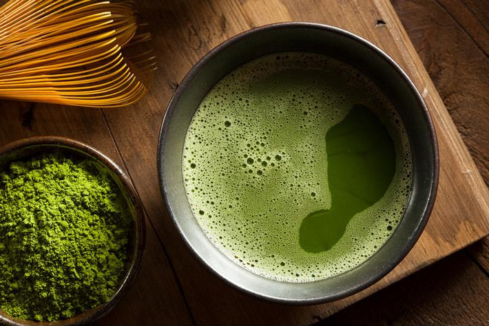 Nước từ bột trà xanh Các chuyên gia y tế khẳng định bột trà xanh hay còn gọi là matcha cực kỳ có lợi vì giàu chất chống oxy. Đặc biệt, thức uống từ loại bột này tăng cường đáng kể quá trình trao đổi chất, thúc đẩy quá trình giảm cân.