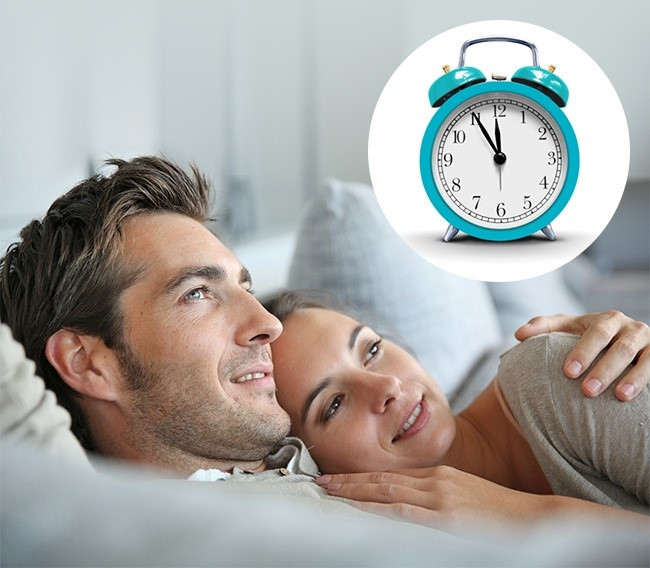 2. Đi ngủ cùng thời điểm: Nhiều cặp vợ chồng không gặp nhau suốt cả ngày và có thói quen đi ngủ vào những giờ khác nhau. Theo các nhà tâm lý học, vợ chồng hạnh phục thường đánh răng và đi ngủ cùng một lúc. Thói quen này giúp họ duy trì sự ấm áp, kết nối và thân mật hơn.