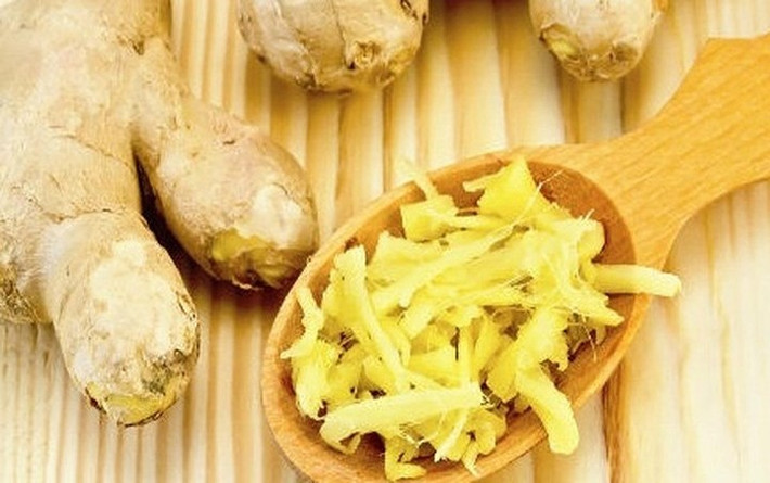 Gừng: Gừng là được xem là siêu thực phẩm giúp giảm đau tự nhiên tốt nhất do chứa các hợp chất chống viêm như paradols, shogaols và zingeronedo. Một nghiên cứu năm 2005 cho thấy gừng có thể làm giảm đau và viêm hiệu quả hơn các loại thuốc chống viêm như aspirin mà không có tác dụng phụ.
