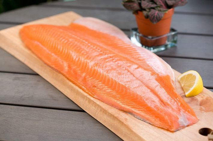 Cá hồi giàu axit béo omega-3 giúp giảm đau và là nguồn cung cấp vitamin D tốt. Một số nghiên cứu đã chỉ ra mối liên quan giữa thiếu hụt vitamin D và các cơn đau mãn tính. Ngoài ra, các axit béo omega-3 trong cá hồi có thể bảo vệ bạn khỏi viêm khớp dạng thấp hoặc có thể giảm thiểu mức độ nghiêm trọng của bệnh.