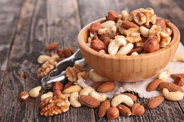 Các loại hạt như hạt dẻ, hạt điều, hạnh nhân, óc chó, hạt dẻ cười, hạt thông… được coi là thực phẩm gây dị ứng cho trẻ. Trẻ bị dị ứng các loại hạt thường có triệu chứng như nổi mẩn quanh miệng hoặc toàn thân, đau bụng, nôn. Nếu nặng hơn có thể bị ho, thở khò khè, khó thở, khàn giọng do dị ứng đường hô hấp. Thậm chí có thể gây ngất, sốc phản vệ dẫn tới tử vong.