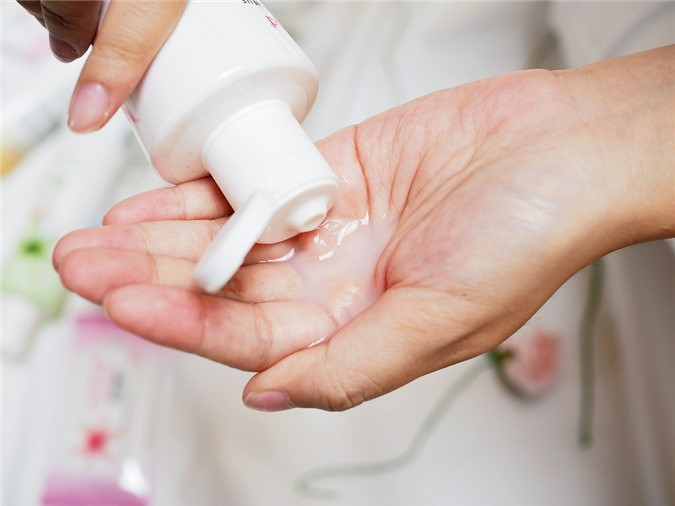 Không vệ sinh vùng kín bằng sữa tắm hay nước nóng Những loại dung dịch tẩy rửa hoặc sữa tắm có thể làm ảnh hưởng đến môi trường sinh lý của vùng kín trong ngày đèn đỏ. Khoảng thời gian này, bạn chỉ nên sử dụng các dung dịch vệ sinh dịu nhẹ, chiết xuất từ thiên nhiên, không có độ kiềm cao. Mặt khác, bạn có thể dùng nước muối loãng để loại bỏ hoàn toàn mùi khó chịu trong ngày đèn đỏ thay vì sử dụng nước nóng sẽ gây cảm giác bỏng rát.