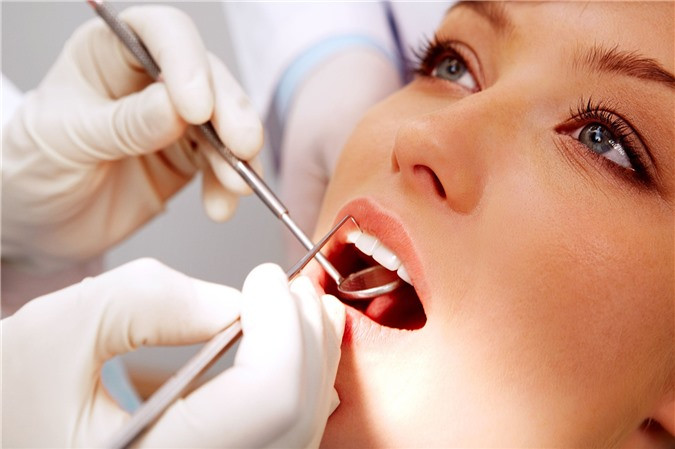 Không nhổ răng Đây là một trong những điều tối kỵ cần tránh làm trong ngày đèn đỏ. Do trong thời gian này, vùng nội mạc tử cung sẽ giải phóng một lượng lớn albumin làm giảm tiểu cầu trong máu. Vậy nên, nếu bạn thực hiện bất kỳ loại phẫu thuật nào, kể cả là tiểu phẫu như nhổ răng cũng có thể gây ra vô số tác hại ảnh hưởng tới sức khỏe, do lúc này, khả năng đông máu đang bị giảm sút. Bên cạnh đó, trong ngày đèn đỏ thì bạn cũng nên chú ý bổ sung thêm một số loại thực phẩm giàu sắt như bông cải xanh, nấm, trứng, các loại hạt... để cung cấp thêm máu cho cơ thể.