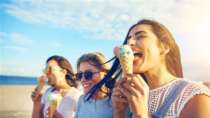 Tránh ăn đồ lạnh Việc ăn đồ lạnh trong ngày đèn đỏ sẽ vô tình khiến tử cung bị kích thích và co bóp nhiều hơn. Đồng thời, nó còn làm cản trở chu kỳ kinh nguyệt và gây đau đớn cơ thể. Do vậy, trong những ngày đèn đỏ diễn ra, bạn nên tránh ăn đồ lạnh và dùng đồ nóng nhiều hơn để xoa dịu vùng bụng tốt nhất.