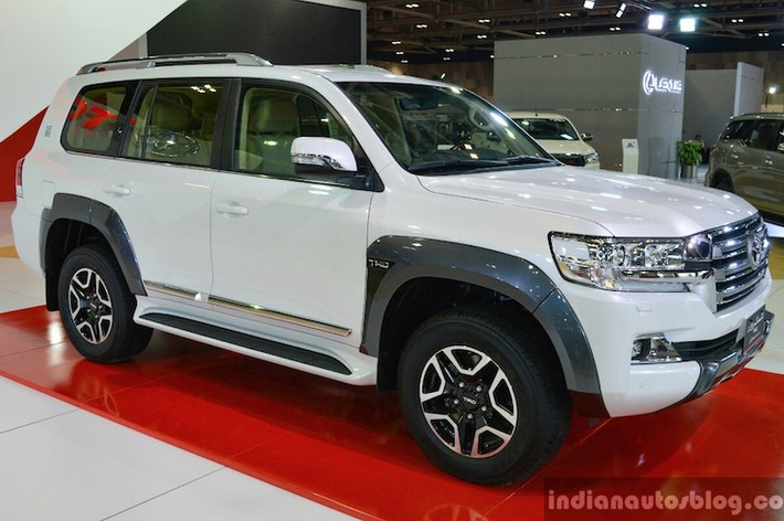 Hiệu năng địa hình của Land Cruiser TRD được đảm bảo bởi hệ thống dẫn động 4 bánh bán thời gian với nhiều chế độ gài cầu khác nhau, vi sai Torsen cùng các công nghệ hỗ trợ như hệ thống hỗ trợ vượt qua những bề mặt khó Crawl Control... Mức tiêu thụ nhiên liệu 18 lít/100km đường đô thị, 13 lít/100km trên đường cao tốc và 15,6 lít/100 đường hỗn hợp.