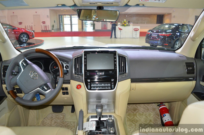 Thuộc đời Land Cruiser mới nhất, bên trong nội thất của Land Cruiser TRD cũng được hãng Toyota đổi mới đáng kể về mặt thiết kế. Trong đó, bảng táp lô bố trí lại các cụm điều khiển chức năng và màn hình cho hệ thống giải trí đặt ở vị trí cao hơn. Các chi tiết trang trí trong nội thất của xe được ốp sợi carbon, tuy nhiên không rõ lý do vì sao Toyota vẫn giữ lại vành vô-lăng ốp gỗ cho xe.