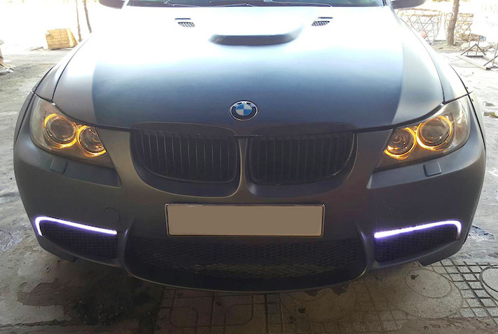Để "làm mới" lại 320i, đầu tiên chủ xe đã chọn phủ lên mình chiếc sedan màu xanh đen mờ mạnh mẽ hơn. Toàn bộ bodykit nguyên bản của chiếc xe đã được thay bằng loại thể thao của BMW M3, kèm theo cả nắp ca-pô với các khe tản nhiệt. Chưa dừng lại ở đó, cản trước còn được những người thợ độ xe Việt "chế" thêm đèn chiếu sáng ban ngày LED không có trên M3 nguyên bản.