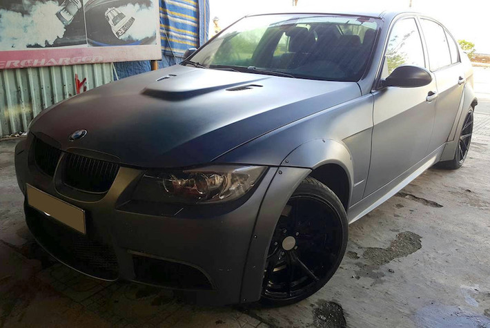 Thuộc thế hệ thứ 5 của dòng xe BMW 3 Series với tên mã E90 và được sản xuất từ 2005-2013, chiếc sedan BMW 320i của một người chơi xe tại Việt Nam tới nay đã khá "có tuổi". Chính vì vậy, chủ xe đã quyết định "làm mới" lại ngoại hình để nó trở nên "thời thượng" và hấp dẫn hơn.
