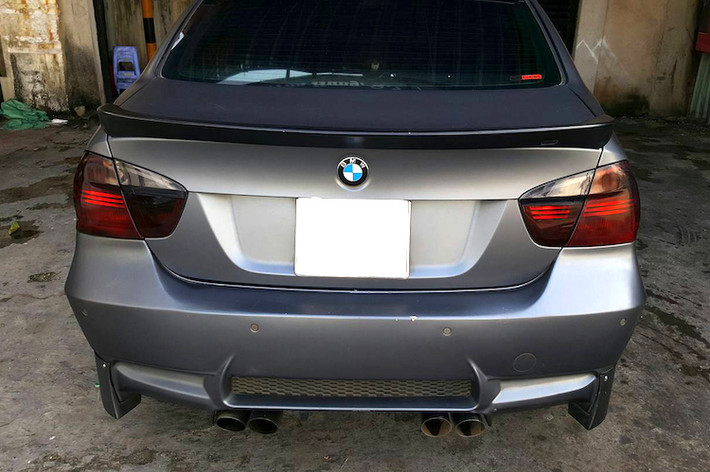 Sau khi được độ lại "dàn ngoài" theo phong cách M3 "lai" Liberty Walk, chiếc BMW 320i đời 2008 của một người chơi xe tại Sài Gòn đã trở nên "ngầu" và mới lạ hơn.